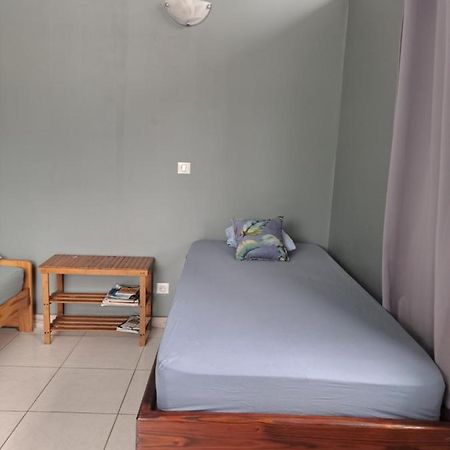 Hostel Laure Hebergement Loue Lits En Dortoir Faaa Exterior foto