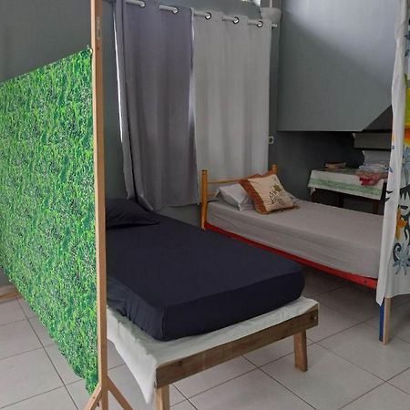 Hostel Laure Hebergement Loue Lits En Dortoir Faaa Exterior foto