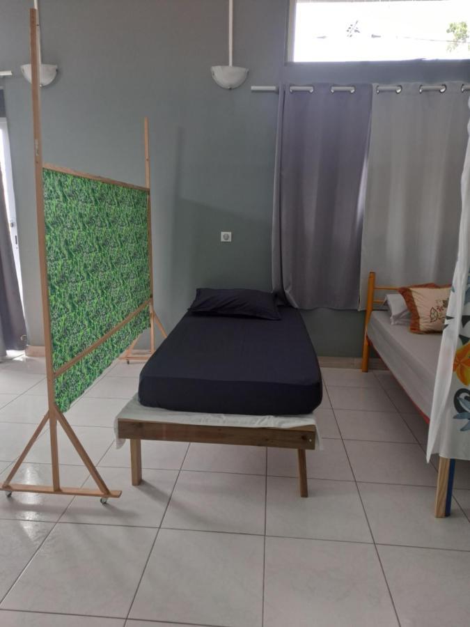 Hostel Laure Hebergement Loue Lits En Dortoir Faaa Exterior foto