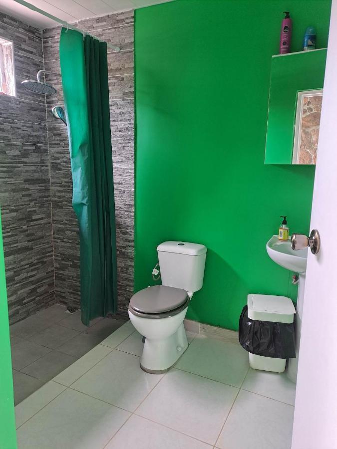 Hostel Laure Hebergement Loue Lits En Dortoir Faaa Exterior foto